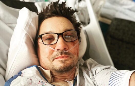 Jeremy Renner posta foto em hospital e agradece carinho do público