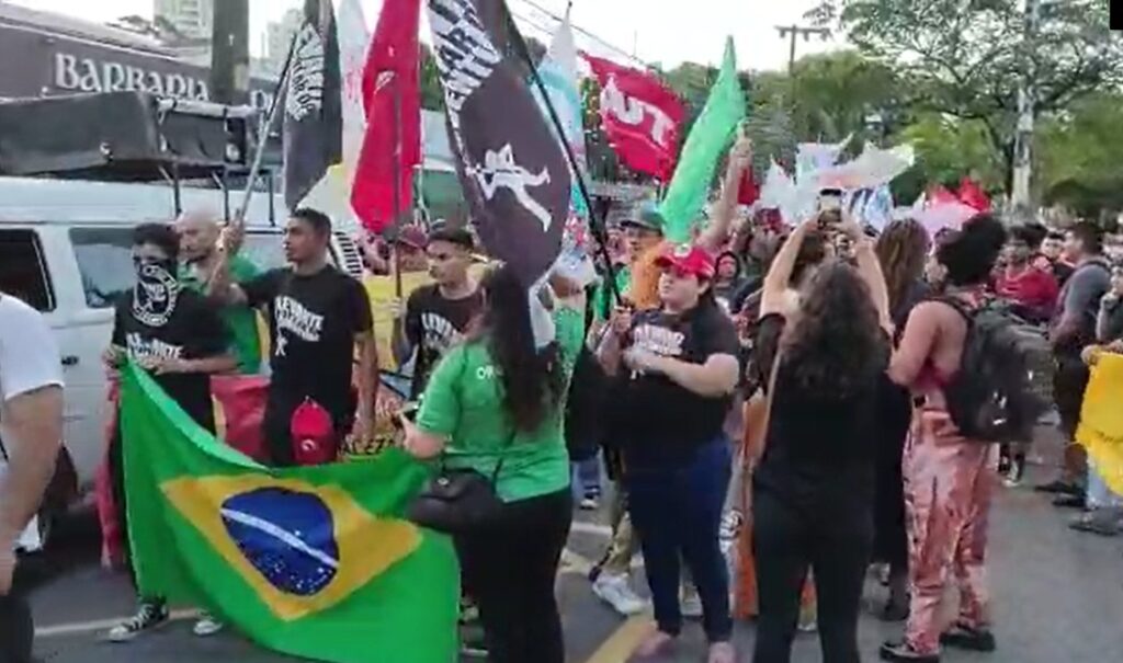 Manifestantes se reúnem em Fortaleza em ato a favor da democracia