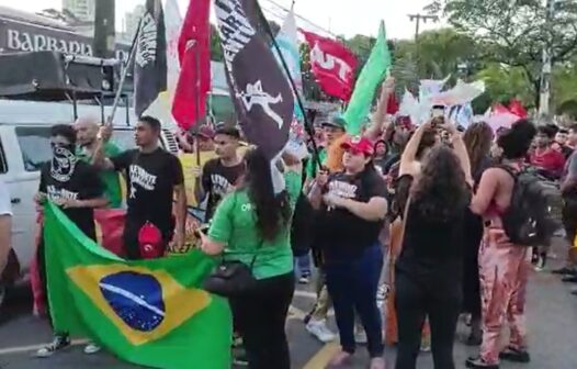 Manifestantes se reúnem em Fortaleza em ato a favor da democracia