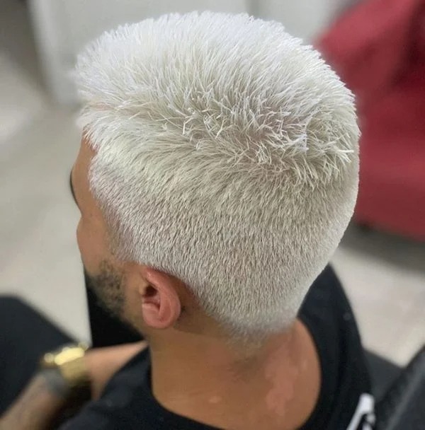 “Nevou”: Descolorir o cabelo até ficar quase branco vira moda no Rio