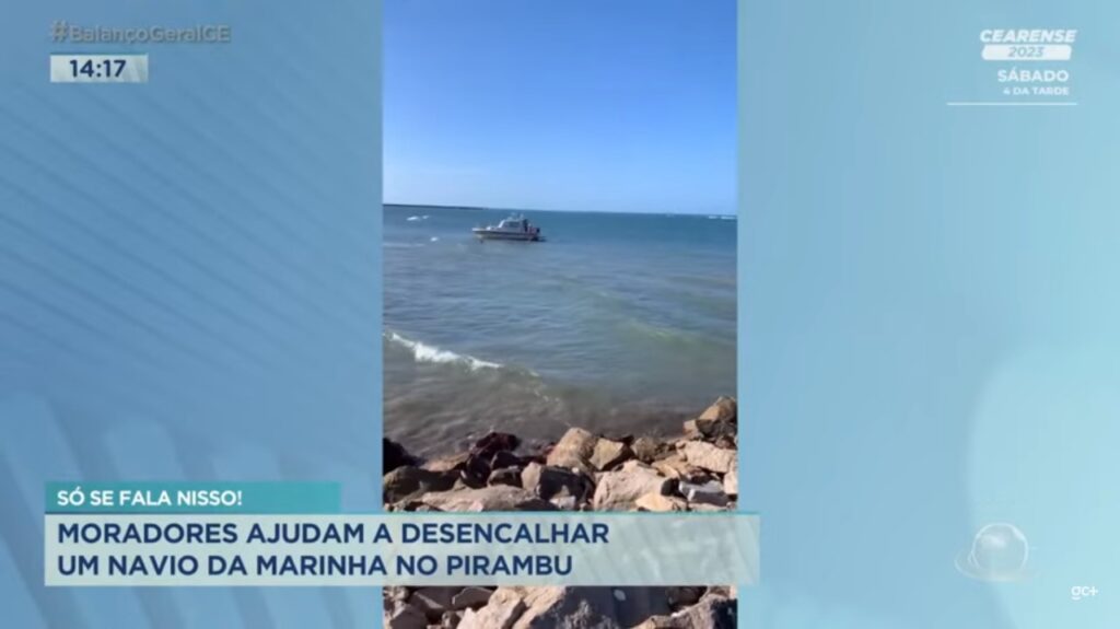 Moradores ajudam a desencalhar um navio da Marinha no Pirambu