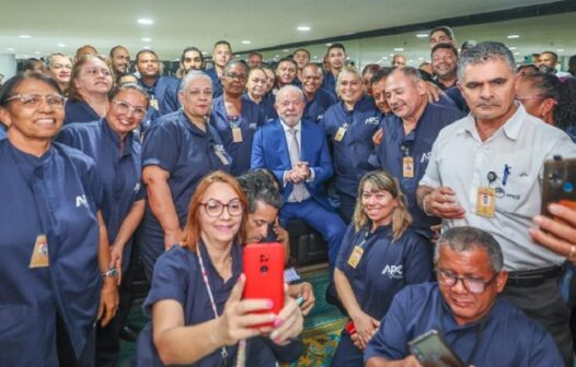 Lula agradece pessoalmente trabalho de faxineiros e manutenção após destruição de terroristas