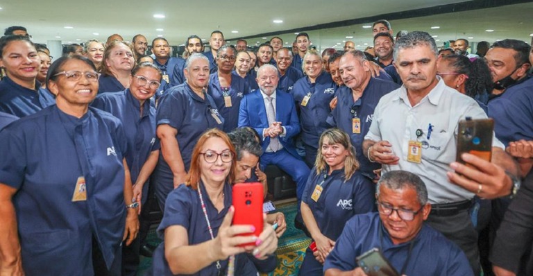 Lula agradece pessoalmente trabalho de faxineiros e manutenção após destruição de terroristas