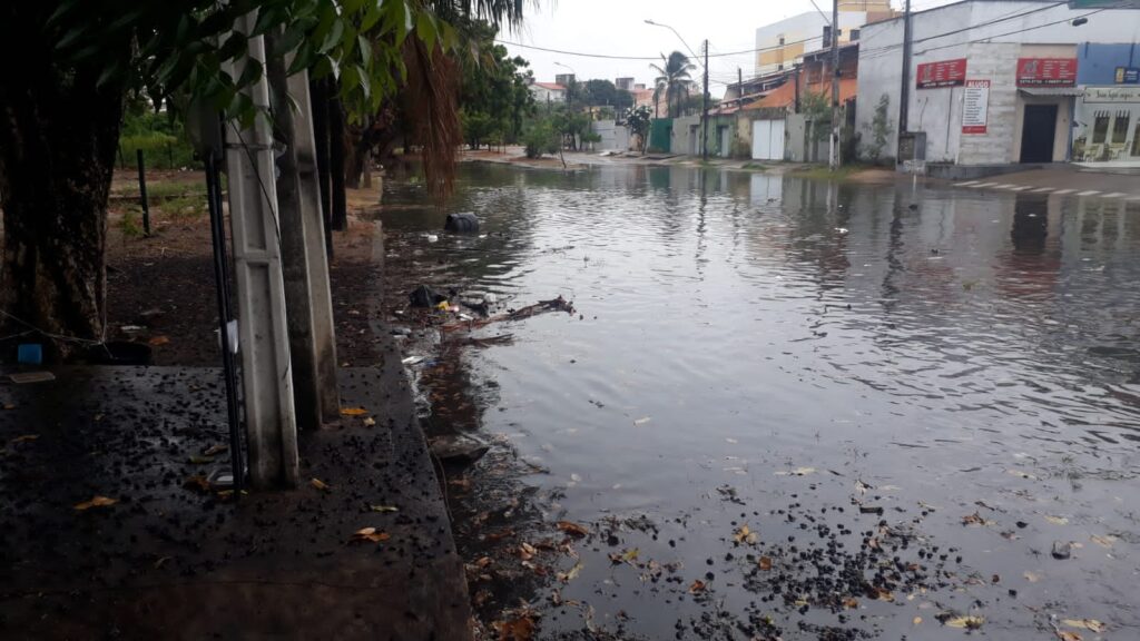 Chove em Fortaleza e em outras cidades do interior na manhã deste sábado (14)