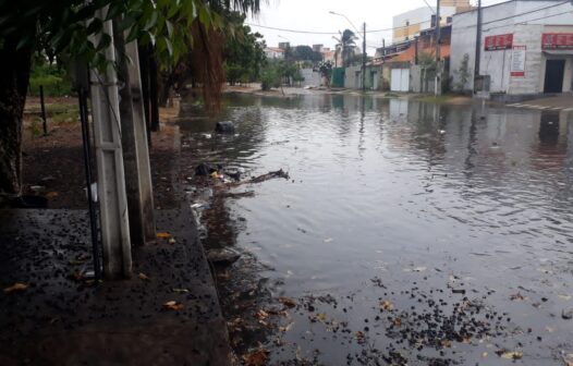 Chove em Fortaleza e em outras cidades do interior na manhã deste sábado (14)