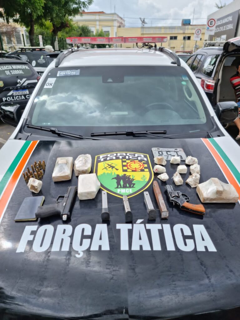 Após denúncias, PMCE apreende armas e drogas em Sobral