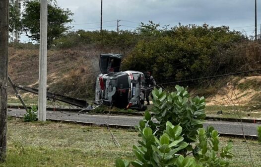 Viatura da PM capota após colidir com um poste em Fortaleza