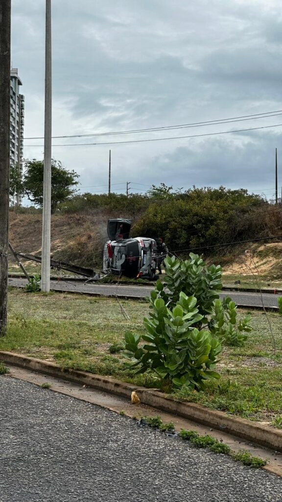 Viatura da PM capota após colidir com um poste em Fortaleza