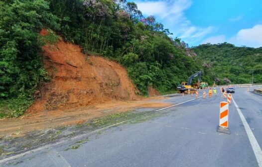 BR-376 é parcialmente liberada em Guaratuba após 11 h de bloqueio