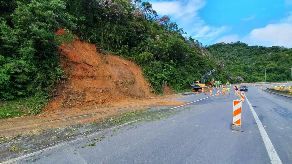 BR-376 é parcialmente liberada em Guaratuba após 11 h de bloqueio