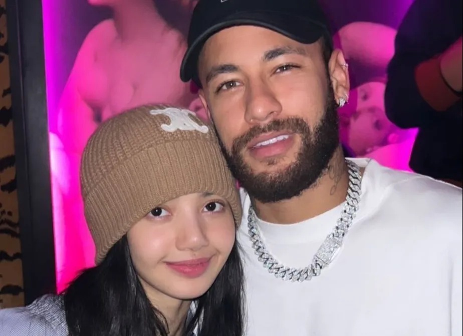 Lisa, da banda BLACKPINK, posta foto com Neymar