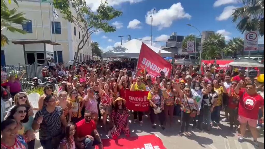 Professores de Fortaleza protestam em frente ao Paço Municipal