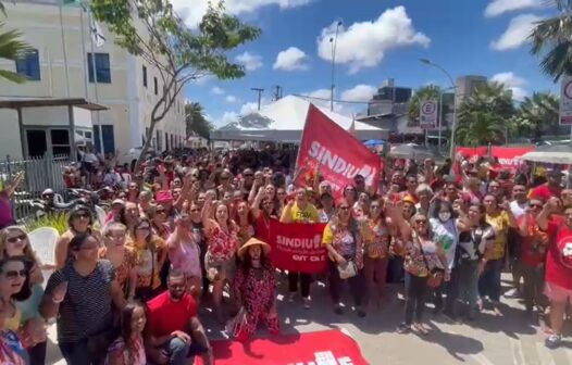 Professores de Fortaleza protestam em frente ao Paço Municipal