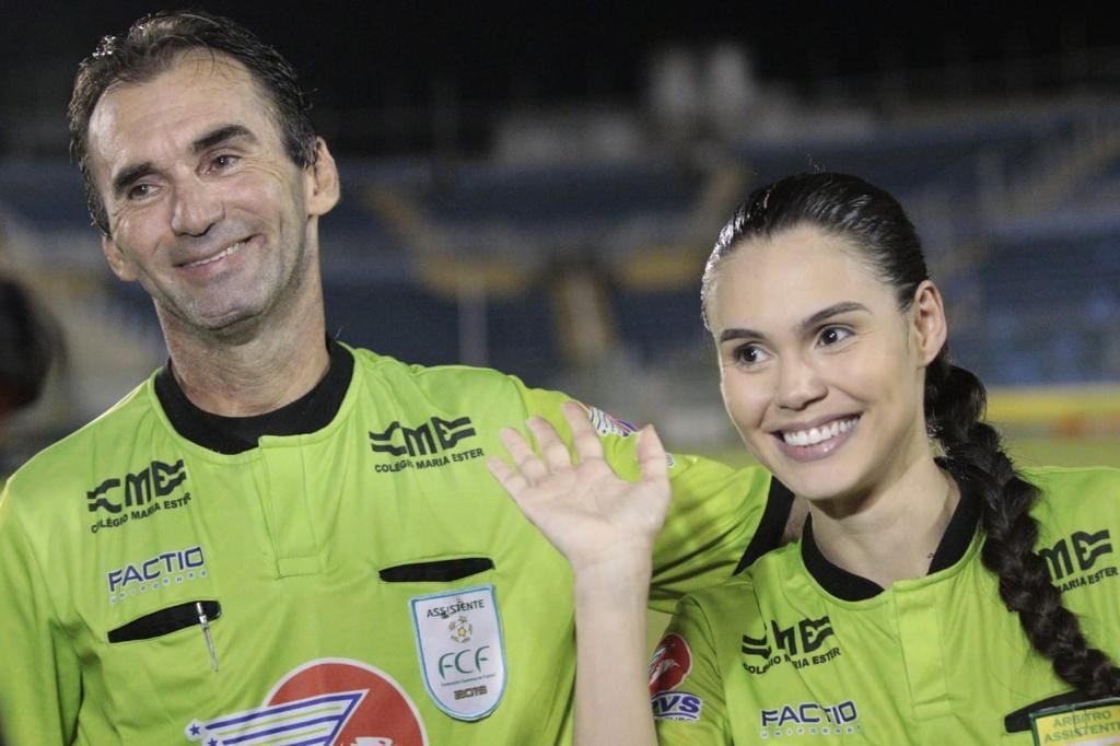 Ao lado da filha, bandeirinha Arnaldo Souza se despede dos gramados em Ceará x Maracanã