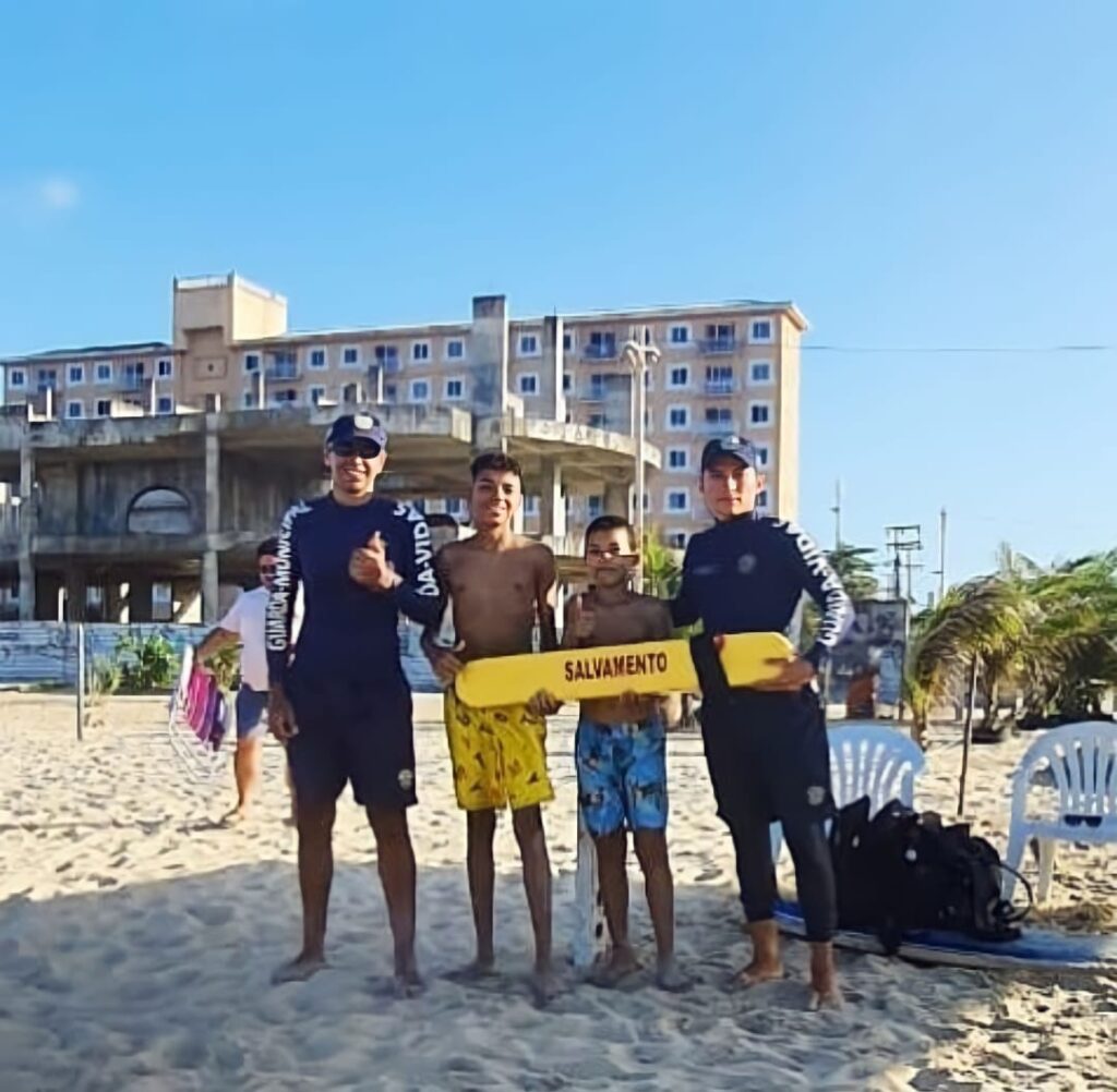 Dois adolescentes são resgatados por guardas municipais, na Praia do Havaizinho