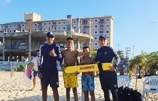 Dois adolescentes são resgatados por guardas municipais, na Praia do Havaizinho