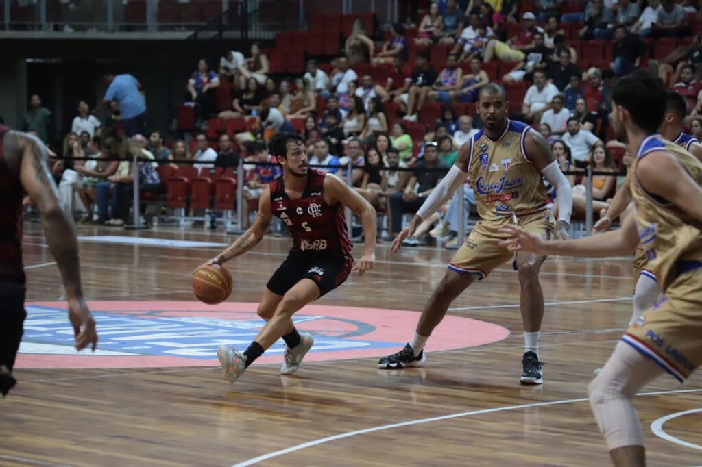 Em noite de homenagem a Felipe Ribeiro, FEC/Basquete Cearense é superado pelo Flamengo