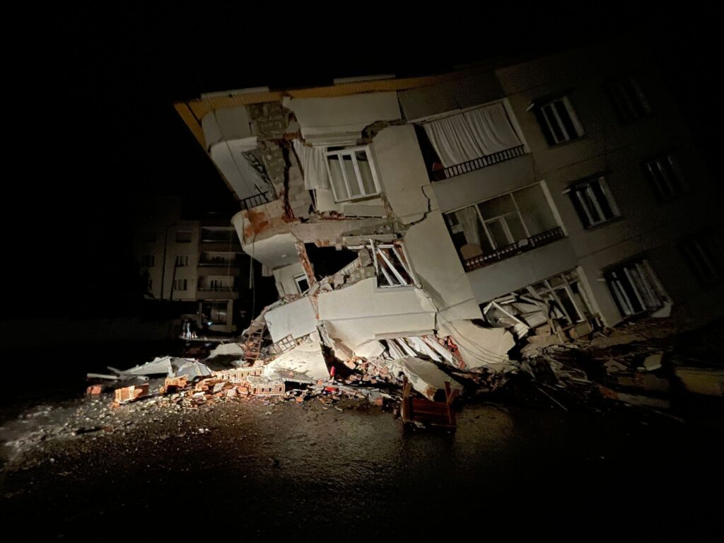 1.200 pessoas morrem após terremoto na Turquia e Síria