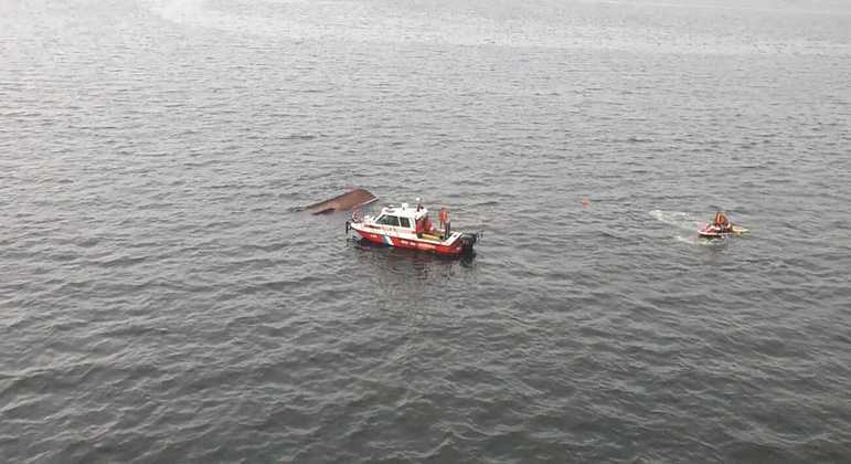 Bombeiros encontram criança e número de mortos chega a seis em naufrágio na baía de Guanabara