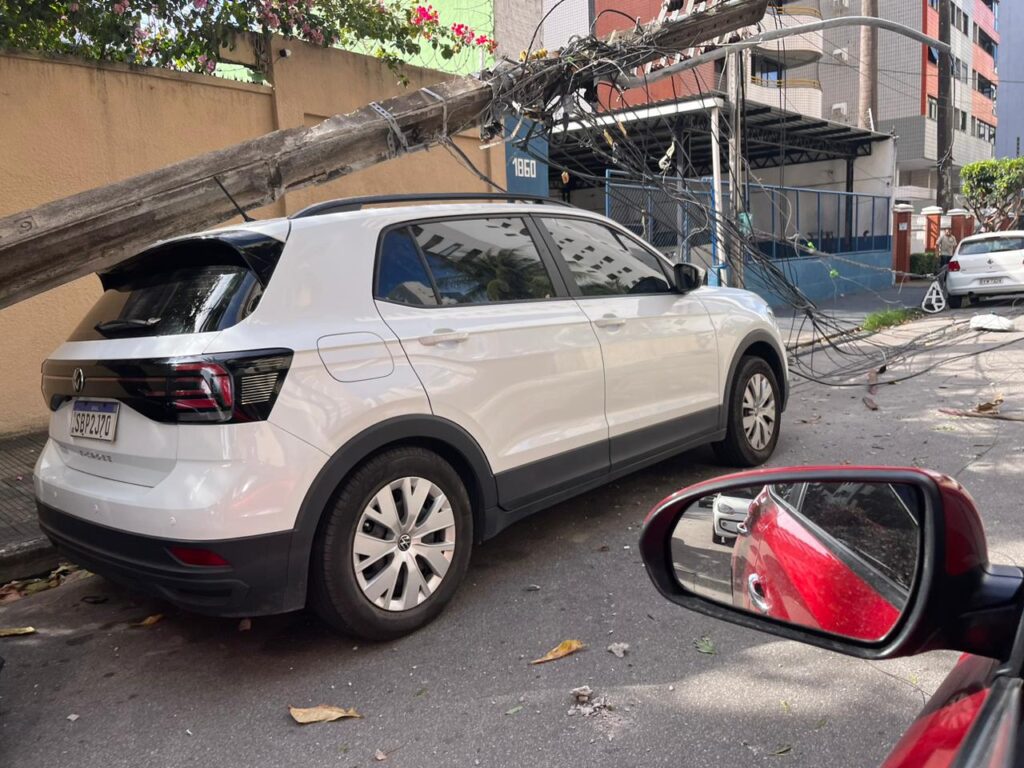 Caminhão arrasta fios, derruba postes e danifica carros estacionados no bairro Aldeota