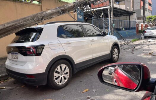 Caminhão arrasta fios, derruba postes e danifica carros estacionados no bairro Aldeota