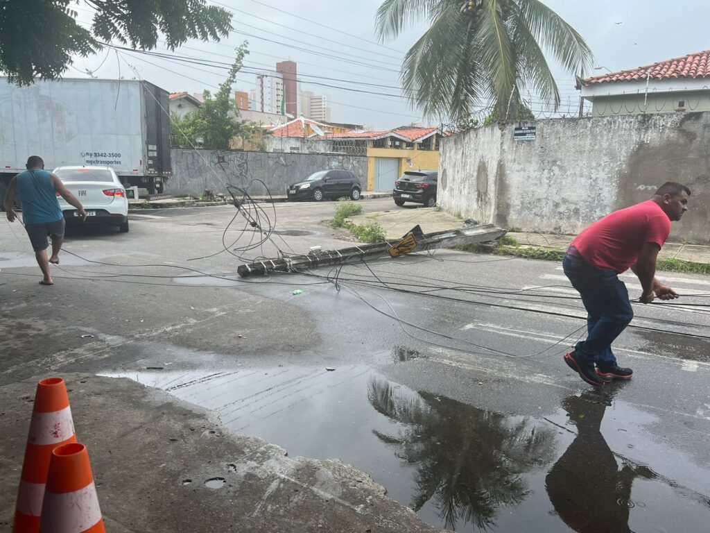 Caminhão derruba dois postes ao lado de escola em Fortaleza