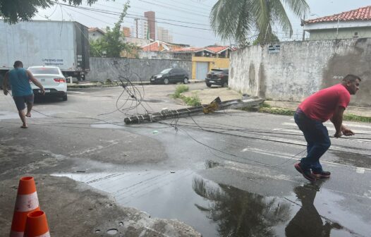 Caminhão derruba dois postes ao lado de escola em Fortaleza