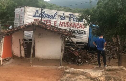 Caminhão sai da pista, invade casa e mata menina no interior do Ceará