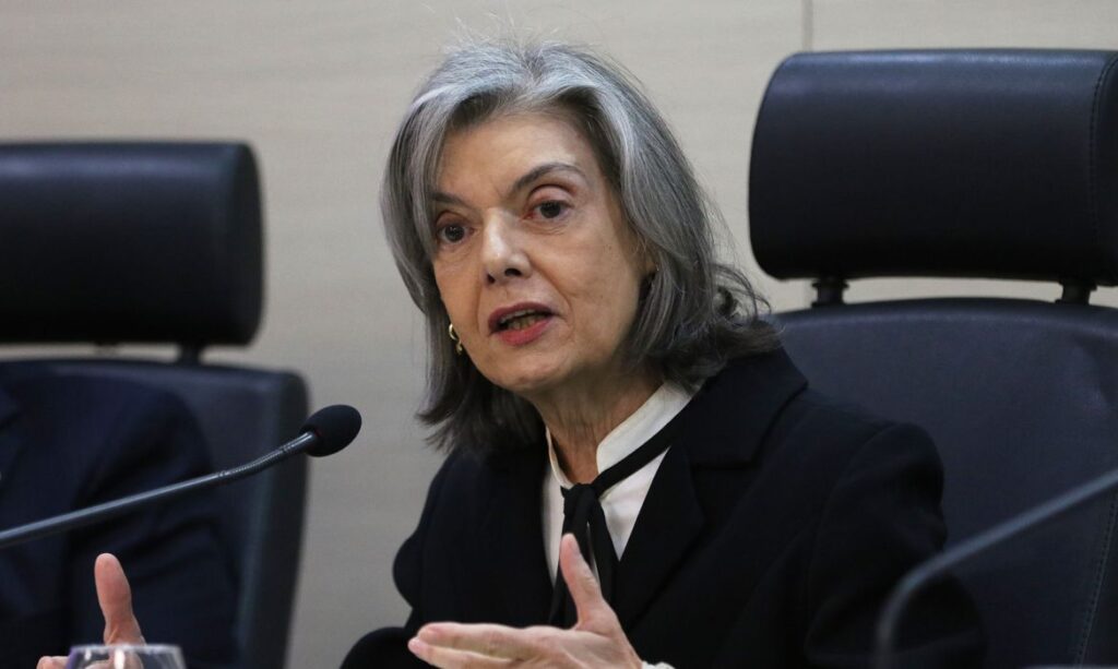 Cármen Lúcia envia para 1ª instância pedidos de investigação contra Bolsonaro