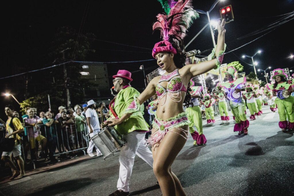 Carnaval em Fortaleza: confira ordem de desfiles na Av. Domingos Olímpio nesta terça-feira (21)