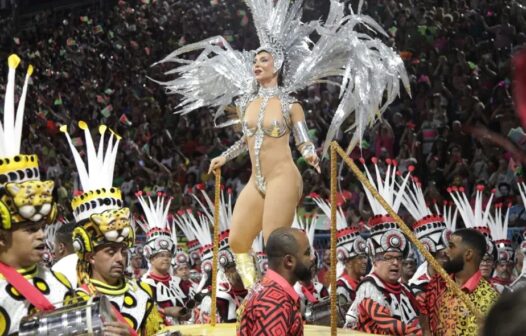 Carnaval: Paolla Oliveira esbanja simpatia em desfile de escolas de samba