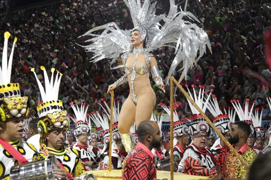 Carnaval: Paolla Oliveira esbanja simpatia em desfile de escolas de samba