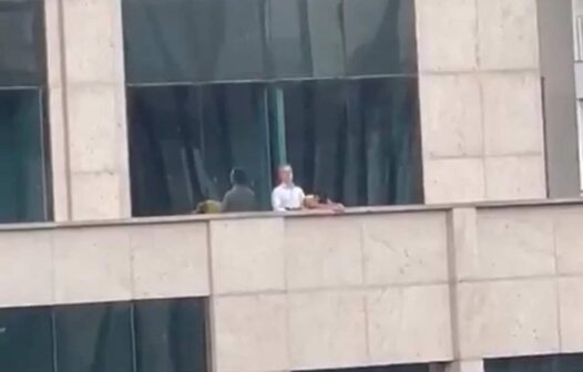 Casal é flagrado fazendo sexo em terraço de prédio
