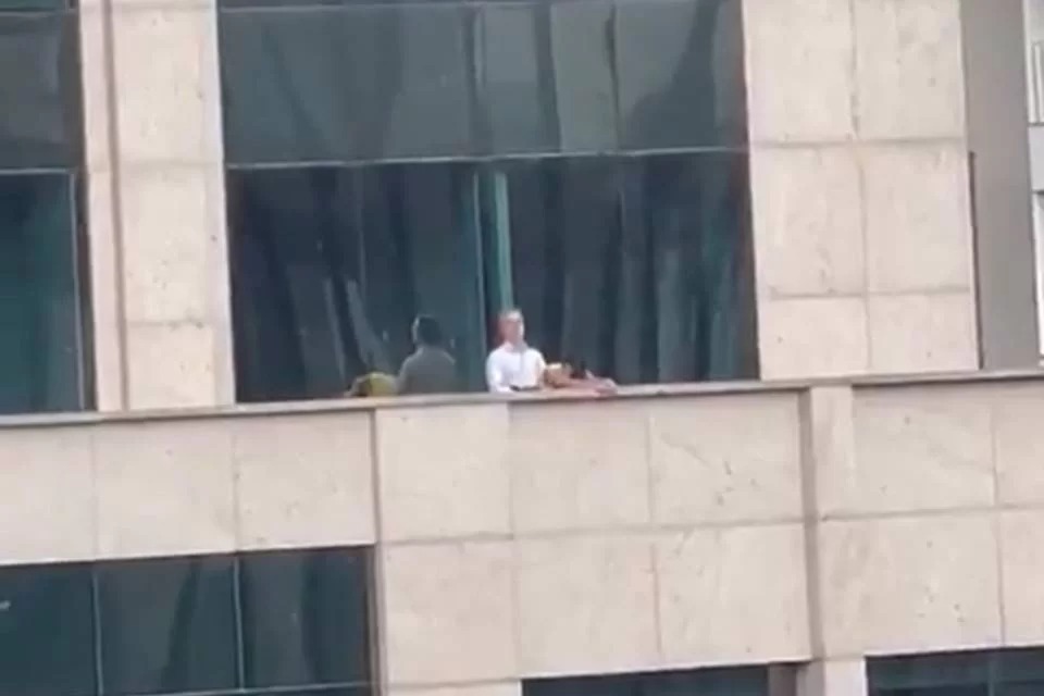 Casal é flagrado fazendo sexo em terraço de prédio