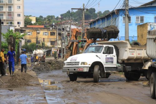 Chuvas em São Gonçalo: Bombeiros localizam últimos dois corpos das vítimas de soterramento