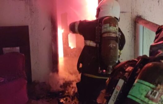  Corpo de Bombeiros apaga incêndio em residência no Demócrito Rocha