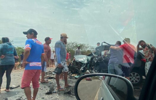 Duas pessoas morrem após colisão frontal entre dois carros na BR-304, em Aracati