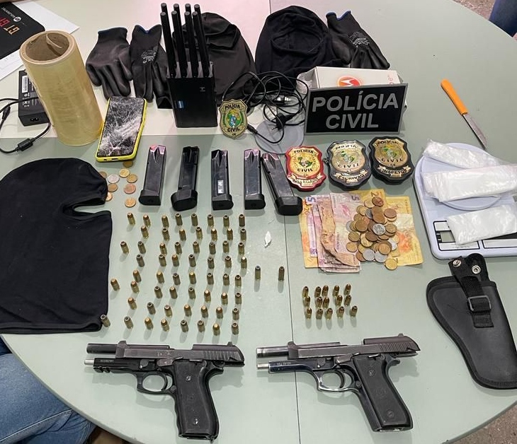 Dupla é presa com armas, munições, drogas e bloqueador de GPS em Quixadá