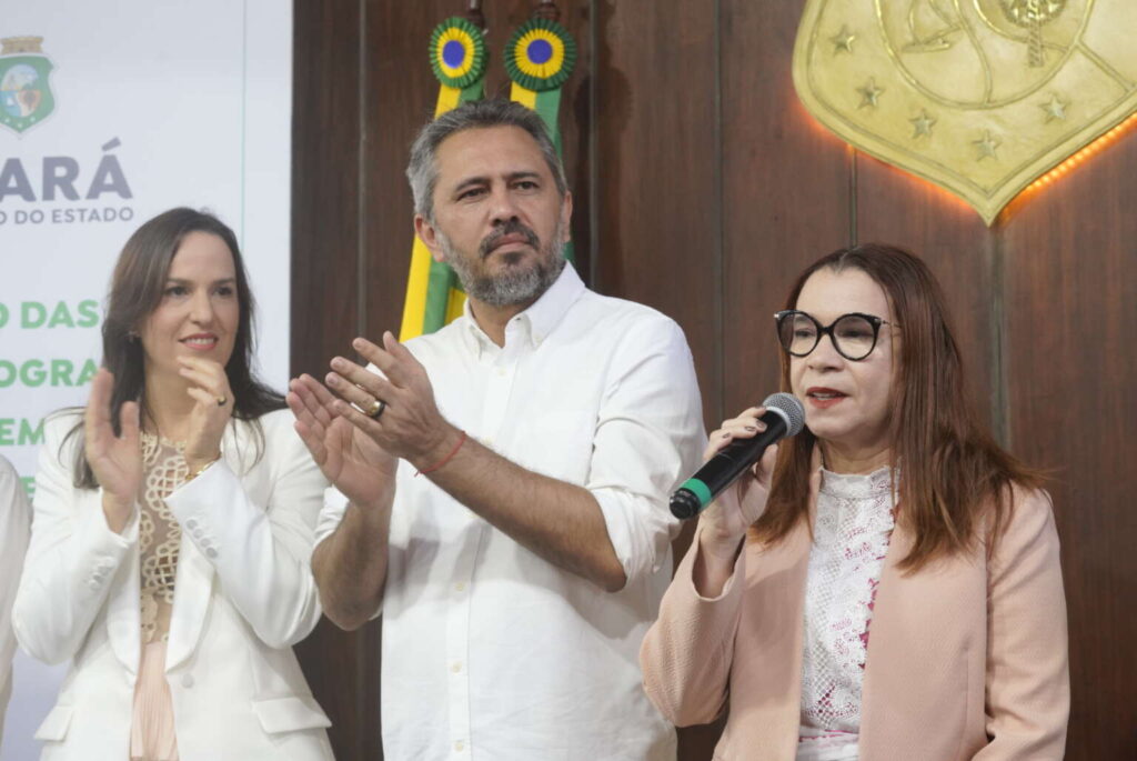 Elmano de Freitas sanciona leis para programas de combate à fome e mutirão de cirurgias eletivas