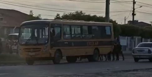 Estudantes da rede municipal de Lavras da Mangabeira empurram ônibus escolar