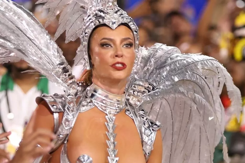 Fantasia de Paolla Oliveira abre e atriz passa perrengue no Carnaval