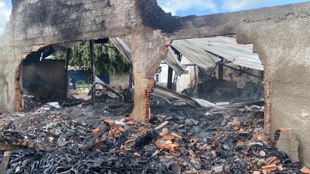 Incêndio destrói fábrica de sandálias na região do Cariri