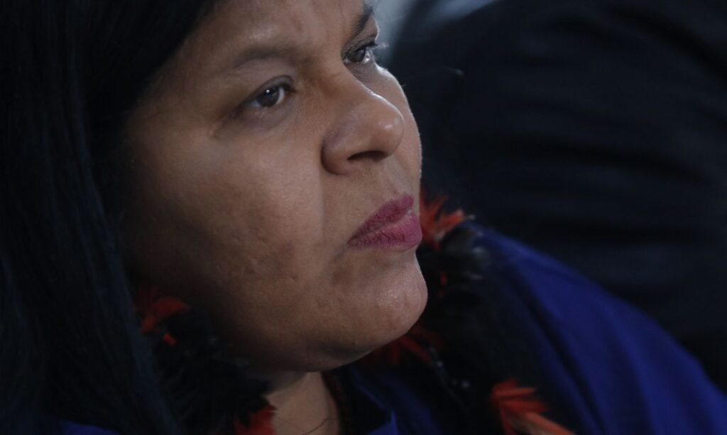 Garimpeiros começam a abandonar Terra Indígena Yanomami, afirma ministra Sonia Guajajara