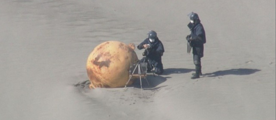 Grande bola de metal misteriosa aparece em praia no Japão