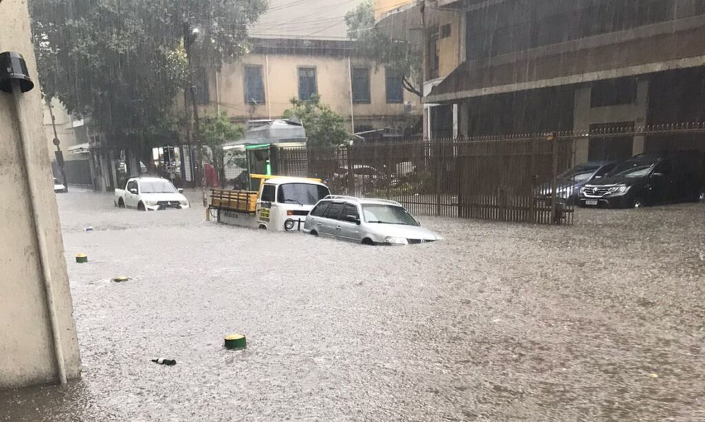 Homem e menina de dois anos morrem durante chuvas no Rio de Janeiro