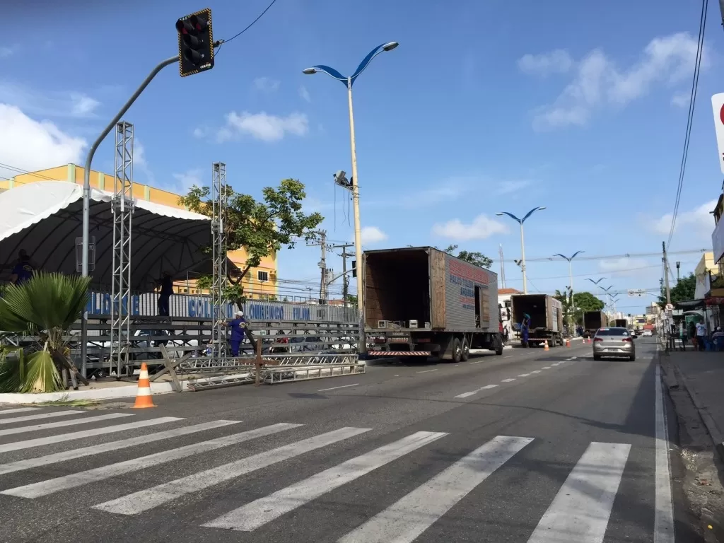 Inicia interdição de trecho da Av. Domingos Olímpio para montagem de estrutura do Carnaval