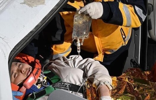 Jovem de 17 anos é resgatada com vida na Turquia após ficar mais de 10 dias sob escombros
