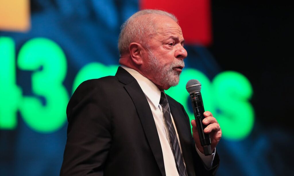 Lula se emociona ao relembrar início do PT durante comemoração do aniversário do partido