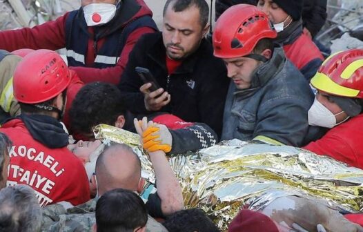 Menino é resgatado na Turquia após passar mais de uma semana preso sob escombros
