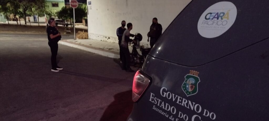 Mulher investigada por roubo a funcionário de posto de combustível é presa no interior do Ceará